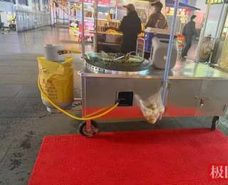 整治脏乱差，利川夜市统一换上隔油垫