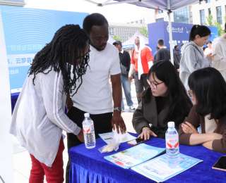 湖北高校毕业生赴非就业专场招聘会上，有企业开出40万元年薪