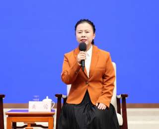 两岁双目失明，27岁读博，黄莺再获全国表彰