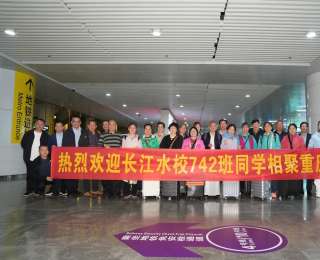 从青丝到白发，50年后他们这场聚会看哭了许多人