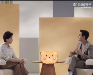 陈伟霆称每次都陪儿子打疫苗，会把宝宝抱在怀里哄，直到他笑，“每次哭都不会超过一分钟”，现场护士夸他“跟一般的爸爸不一样”