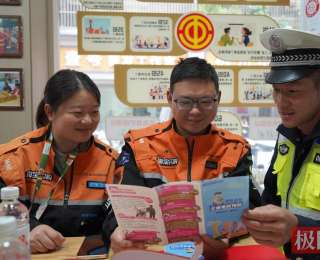 “订单再急，也急不过安全”谷城交警叮嘱外卖小哥、环卫工这些危险事别再做