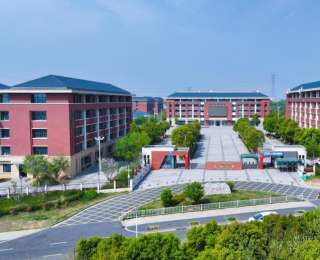 武汉经济技术开发区汉阳三中今年整体升级为二批次招生，迈入高质量发展新阶段