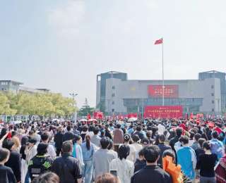 一分钟看遍十八年，黄陂一中千余学子在成人门下奔赴山海