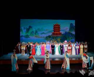 老中青三代演员同台 京汉楚花黄“五戏和鸣”盛宴在武汉精彩上演