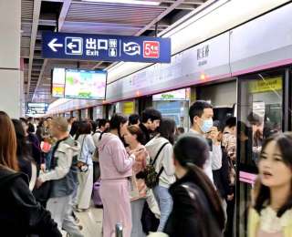 武汉地铁交通枢纽迎来进出城小高峰