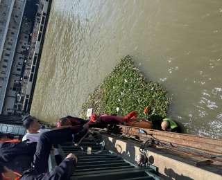 突发！七旬女泳者体力不支被困长江，武汉“知音号”员工上演生死营救