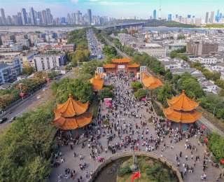 “五一”她很忙，和成龙一道干了件大事