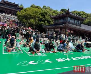 到黄鹤楼下嗑瓜子！有人躺平有人死嗑，也门小伙飙武汉话：阔以，反正是吃饱了