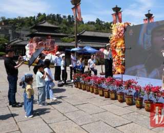 唱《借东风》即有机会免门票，赤壁古战场景区古风互动人气旺
