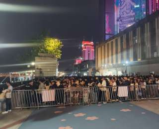 1.5元的快乐，全国游客“五一”排队1小时来坐你