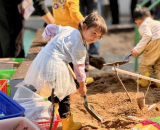 幼儿园萌娃变身“小小探索家”，家园社携手共赴春日研学