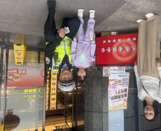 小女孩的一声“辛苦啦”，让“警察叔叔”破防了
