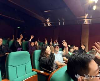 外地游客争相打卡“新汉派相声”，小剧场人气爆棚