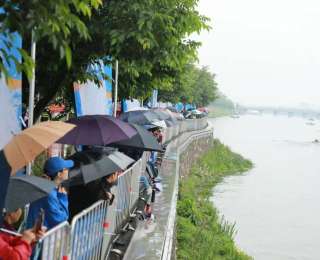 大雨来袭 湖北各景区送雨衣、送姜茶、保安全 暖心服务游客