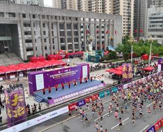万人奔跑绘铜都盛景，精英逐梦展体育风采——2026中国田径协会10公里精英赛（湖北·大冶）鸣枪开赛