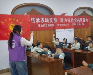 湖北轻工职院学生聚力校企社共育童心