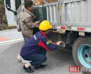 加能站员工驱车13公里为外地货车送油解困