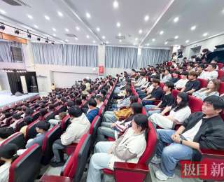 歌声里的思政课，《红旗漫卷大别山》音乐党课黄冈科技职业学院开讲