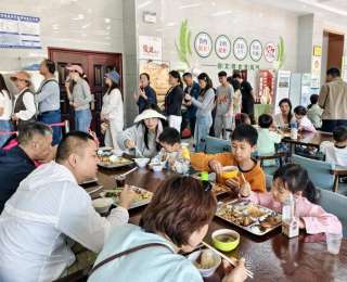 湖北赤壁：烟火暖胃，花香传情！赤壁市政府机关食堂解锁五一文旅“新打开方式”
