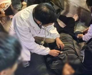 荆州暖心一幕：人山人海中，3分钟生命接力！