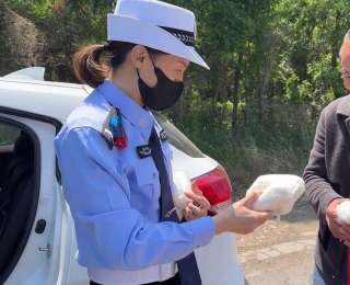 杂技之乡吴桥游客滞留，警车成了三个月宝宝的“婴儿车”