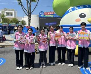 武汉“文旅红”现场服务楚超，为热血赛场注入温柔力量