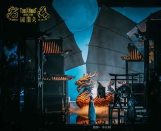 成龙执导的歌剧《图兰朵》百年纪念版首演，武汉设计工程学院师生把结课汇报写在舞台上