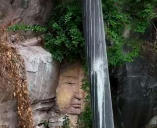 重庆江边崖壁发现一处佛头塑像！雕刻者已找到，文旅部门回应