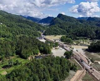 鹤峰：洪水阻断出行路 无人机架起空中运茶线 多方合力挽救茶农损失