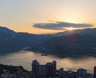巴东：夕阳醉暮 光影成诗