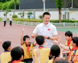旱地龙舟跑得欢、拔河喊声震天，枣阳这场街道运动会男女老少齐上场
