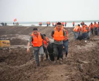 奔赴笔架湾！石首民兵投入抢险加固堤坝