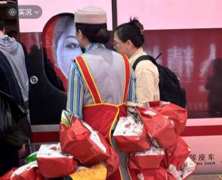 身挂20份外卖，每个餐服员的“必修课”——记者探访汉口站揭秘“舌尖上的高铁”