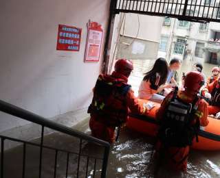 安陆遭遇特大暴雨，消防员紧急转移160名群众