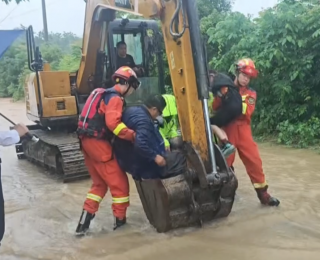 随州广水遭遇特大暴雨 部分地势低洼地带被淹 当地冒雨转移群众 加固“防水线”
