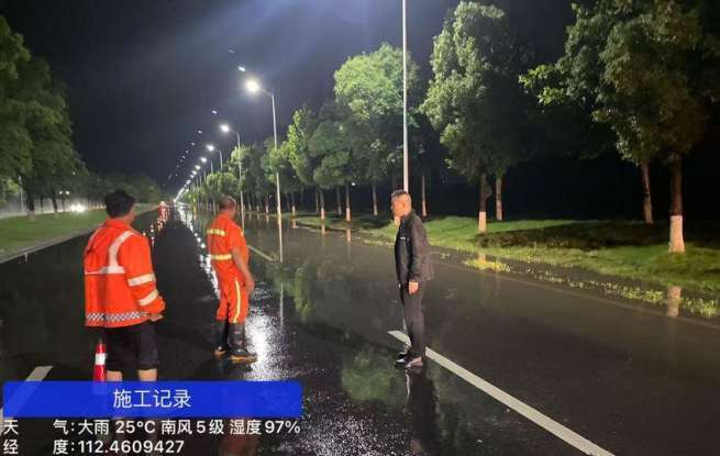 风雨逆行显担当 石首公路保畅通